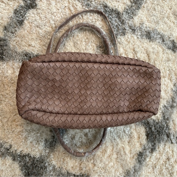 NWT Pink Haley woven bag in taupe - Picture 2 of 5